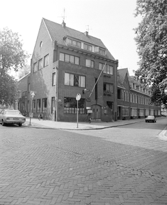 880860 Gezicht op de voorgevels van de panden Oudegracht 427 (links, Postkantoor)-lager te Utrecht, met links de de ...